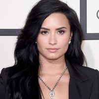 Alis Berpuncak Runcing. Jean berkata bahwa orang dengan alis yang memiliki puncak runcing atau peaked eyebrow sering mengambil keputusan berdasarkan emosi. Mereka adalah orang yang sangat reaktif, gerak cepat, namun mengesampingkan logika. Foto: Getty Images