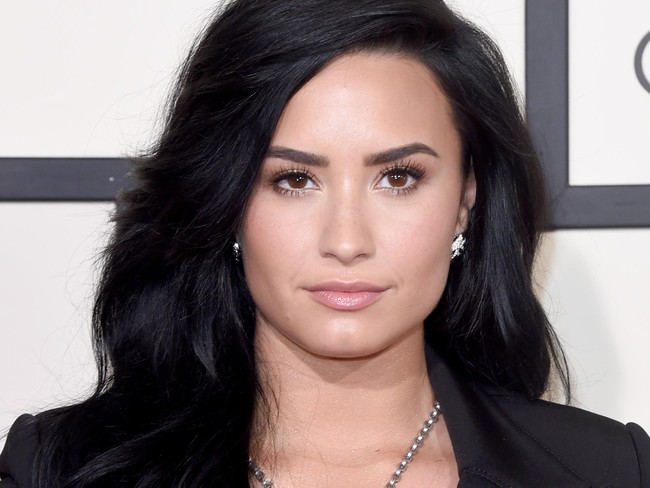 Alis Berpuncak Runcing. Jean berkata bahwa orang dengan alis yang memiliki puncak runcing atau peaked eyebrow sering mengambil keputusan berdasarkan emosi. Mereka adalah orang yang sangat reaktif, gerak cepat, namun mengesampingkan logika. Foto: Getty Images