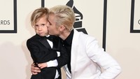 Aww, Justin mengecup adiknya. Jason Merritt/Getty Images for NARAS/detikFoto.