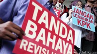 Demonstran membentangkan poster-porter tuntutan.