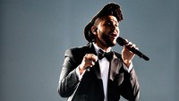 Penyanyi bernama asli Abel Makkonen Tesfaye itu turut memeriahkan pembukaan malam puncak Grammy Awards ke-58 di Staples Center dengan hitsnya Cant Feel My Face.  Kevork Djansezian/Getty Images/detikFoto.