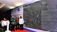 Menteri Desa, PDT dan Transmigrasi, Marwan Jafar dan Kepala Badan Informasi Geospasial Dr. Priyadi Kardono bersama-sama meresmikan peluncuran Peta Desa untuk melakukan Percepatan Pembangunan Desa dan Kawasan Perdesaan di Kantor Kementerian Desa, PDT dan Transmigrasi, Selasa (16/2/2016).