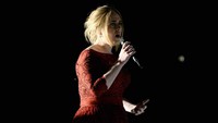Dalam balutan gaun berwarna merah, diva kelahiran Inggris itu tampil memesona. Kevork Djansezian/Getty Images
