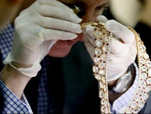 Usai Disita Negara, Perhiasan Imelda Marcos Siap Dijual