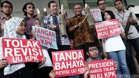 Ketua KPK Agus Rahardjo dan Wakil Ketua KPK Saut Situmorang memukul kentungan sebagai simbol penolakan revisi Undang-undang nomor 30 tahun 2002 tentang KPK.