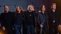 The Eagles juga melakukan hal serupa untuk rekan mereka yang telah tiada, Glen Frey. Kevork Djansezian/Getty Images/detikFoto.
