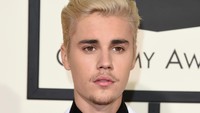 Justin tampil dengan rambut pirang dan kumis serta jenggot yang tipis. Jason Merritt/Getty Images for NARAS/detikFoto.