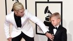 So Sweet! Justin Bieber Ajak Adiknya yang Cute di Grammy 2016