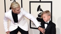 Mantan kekasih Selena Gomez itu tampak sangat perhatian dengan adiknya. Jason Merritt/Getty Images for NARAS/detikFoto.