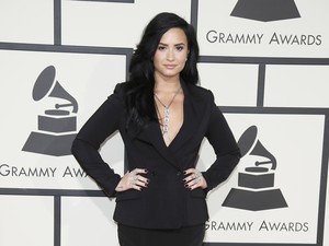 Hadir Pertamakali di Grammy Awards, Demi Lovato Seksi Berbalut Blazer