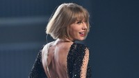 Mantan Harry Styles  itu tampil mengenakan jumpsuit hitam bertabur gliter yang memamerkan punggung seksinya. Kevork Djansezian/Getty Images/detikFoto.