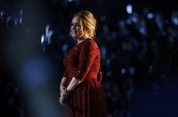 Perut Ramping Adele di After Party Oscar Jadi Sorotan