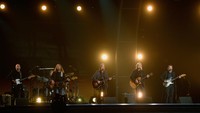Membawakan Take it Easy mereka membagi panggung bersama Bearnie Landon dan Jackson Browne. Kevork Djansezian/Getty Images/detikFoto.