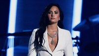Demi Lovato membuat suasana makin meriah dengan hits Lionel bertajuk Hello. Kevork Djansezian/Getty Images/detikFoto.