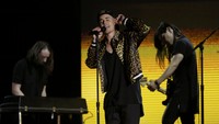 Justin Bieber bersama Jack U tampil membawa distorsi dan tampil full band di lagu Where Are U Now. REUTERS/Mario Anzuoni/detikFoto.