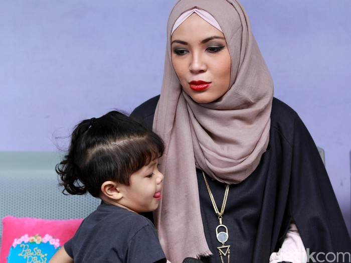 Begini Cara Keluarga Ratna Galih Ngabuburit