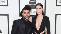 The Weeknd bersama Bella Hadid. Jason Merritt/Getty Images for NARAS/detikFoto.