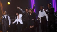 Di akhir, mereka tampil bersama dengan Lionel Richie membawakan lagu All Night Long di Staples Center, Los Angeles, Amerika Serikat, Senin (15/2/2016) waktu setempat. REUTERS/Mario Anzuoni/detikFoto.