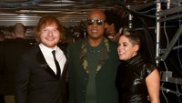 Ed Sheeran bersama Stevie Wonder dan penulis lagu Amy Wadge. Christopher Polk/Getty Images for NARAS/detikFoto.