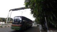 Sebelumnya, Ahok mengatakan motor nantinya tidak boleh melewati jalur-jalur yang terpasang ERP seperti di Jalan Jenderal Sudirman, Jakpus dan Jalan HR Rasuna Said, Jaksel. Sebagai kompensasinya, Pemprov DKI akan menyediakan bus tingkat gratis.