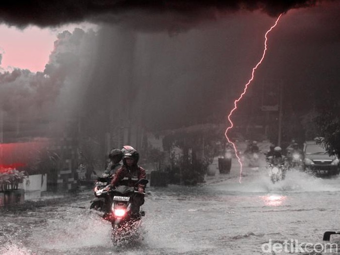 Ilustrasi Hujan Deras Angin Kencang Genangan Air