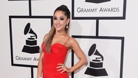 Pose Ariana di red carpet. Jason Merritt/Getty Images for NARAS/detikFoto.