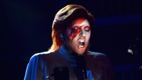 Efek visual membuat wajahnya seperti David Bowie layaknya klip The Man Who Sold The World. Larry Busacca/Getty Images/detikFoto.
