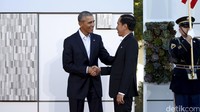 Presiden AS Barack Obama menyambut kedatangan Presiden Jokowi. Kevin Lamarque/Reuters/detikFoto.