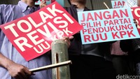 Demonstran memukul kentungan sebagai simbol penolakan revisi UU KPK.
