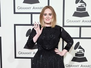 Perut Ramping Adele di After Party Oscar Jadi Sorotan