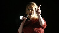 Namun penampilan Adele tetap mengagumkan, bahkan membuat bulu kuduk merinding. REUTERS/Mario Anzuoni/detikFoto.