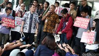 Ketua KPK Agus Rahardjo berorasi di hadapan demonstran.