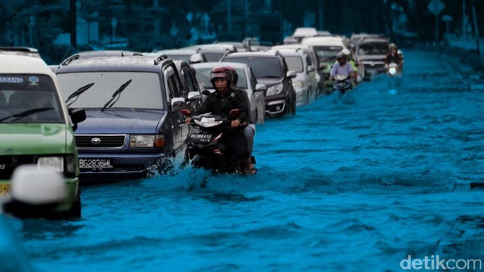 Ada Genangan Air, Kemacetan Terjadi di Exit Tol Bitung