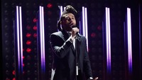 Dibalut jas dengan dasi pita kupu-kupu, The Weeknd tampil asyik membawakan In The Night. Kevork Djansezian/Getty Images/detikFoto.