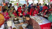 Pemkot Surabaya menyiapkan belasan ribu porsi berbagai menu makanan untuk pesta rakyat di Balai Kota. Pesta rakyat ini menyambut Wali Kota Tri Rismaharini dan Wakil Wali Kota Whisnu Sakti Buana.