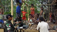 Pemberian pengobatan ini disambut baik oleh masyarakat Kampung Komando. Istimewa/dok TNI.