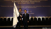Muhammad Ismak (kiri) Ketua Umum Asosiasi Advokat Indonesia periode 2015-2020 menerima bendera patakan dari Humphrey Djemat saat pelantikan Dewan Pengurus Pusat AAI di Hotel Ritz Calton, Jakarta, Rabu (17/2/2016).