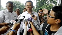 Ahok memberikan keterangan pers sebelum mengikuti rapat penertiban kawasan Kalijodo.
