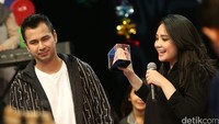 Keduanya tentu mendapatkan berbagai hadiah spesial dari keluarga dan sahabat. Pool/Palevi S/detikHOT.