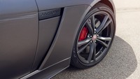 Mobil menggunakan full body kit pada bagian bumper depan yang disatukan air intake yang lebih besar. Ditambah dengan pelek alumunium 20 inci, yang dibalut dengan ban Pirelli P-Zero. Foto: Jaguar