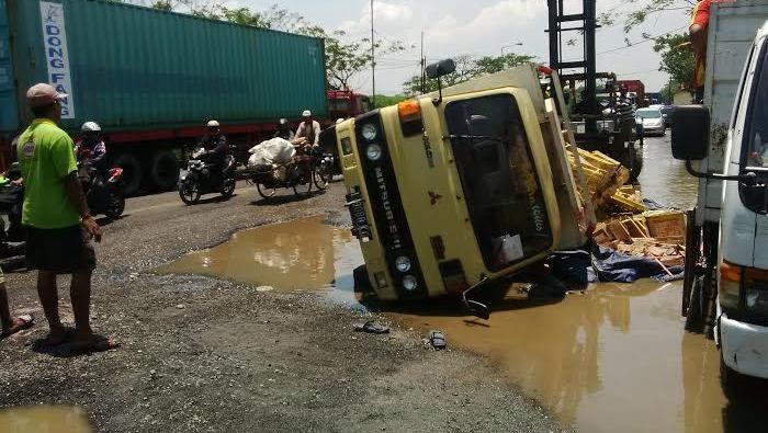 Terperosok Lubang di Kalianak, Truk Muat Keramik Terguling