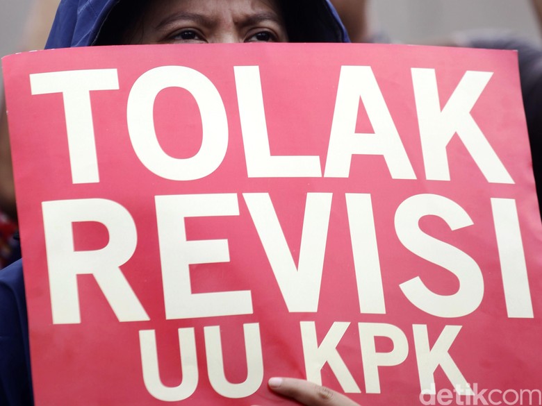 Mahasiswa Demo Lagi di DPRD NTB Mahasiswa Demo Lagi di DPRD NTB