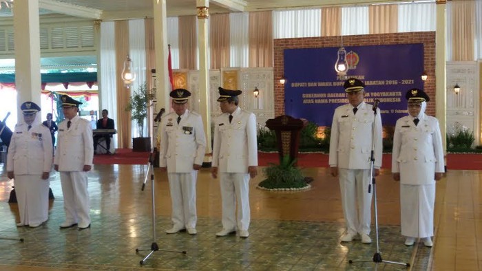 Sultan Lantik 3 Bupati di DIY, Minta Bekerja Tanpa Atribut Parpol