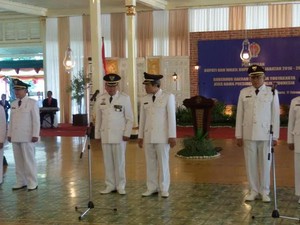 Sultan Lantik 3 Bupati di DIY, Minta Bekerja Tanpa Atribut Parpol