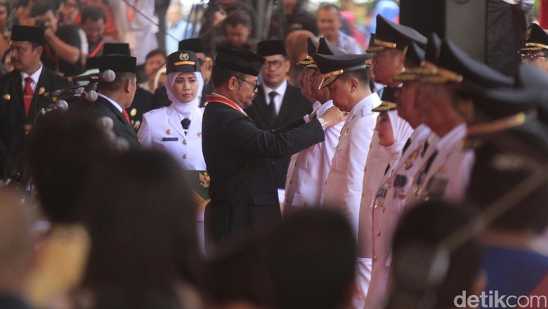 Gubernur Sulsel Lantik 10 Bupati dan Wakil Bupati Gubernur Sulsel Lantik 10 Bupati dan Wakil Bupati