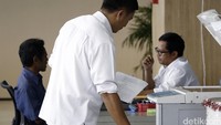 Dalam aturan itu disebutkan bahwa setiap hari Rabu, PNS harus menggunakan kemeja putih dan bawahan hitam.