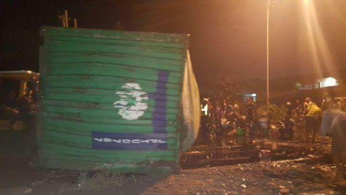 Truk Muat Minyak Goreng Terguling, Bikers Banyak Terpeleset