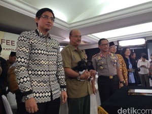 Anggota DPR Lucky Hakim Serahkan 2 Anak Siamang ke BKSDA