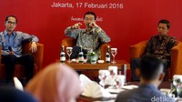 Chief of Transaction Banking CIMB NIAGA Hendra Lembong, menjelaskan digitalisasi transaksi perbankan CIMB Niaga, di Jakarta, Rabu (17/02/2016).