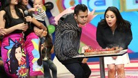 Raffi dan Nagita meniup lilin di kue ulang tahun mereka. Pool/Palevi S/detikHOT.